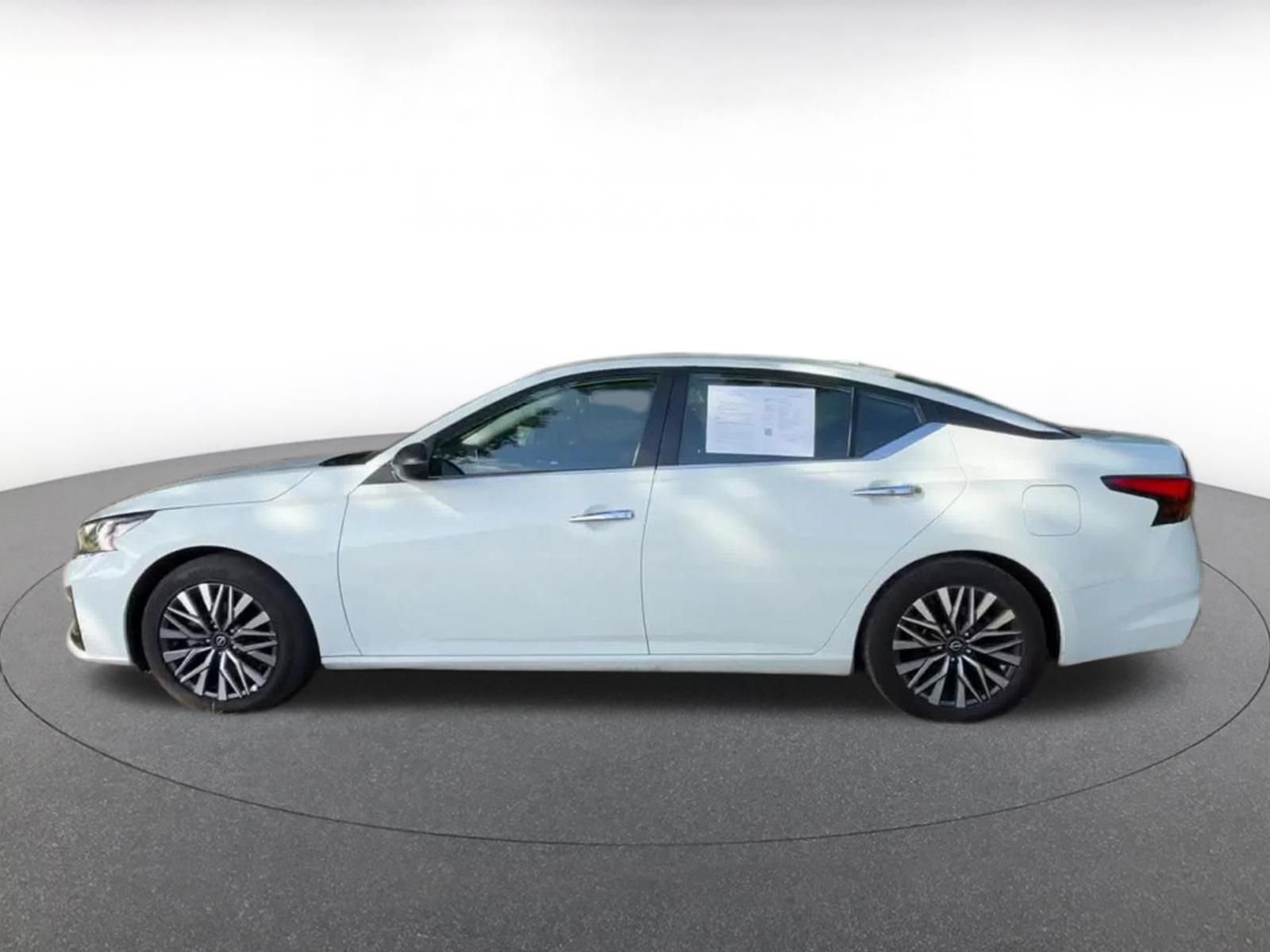 Used 2025 Nissan Altima 2.5 SV FWD image 9