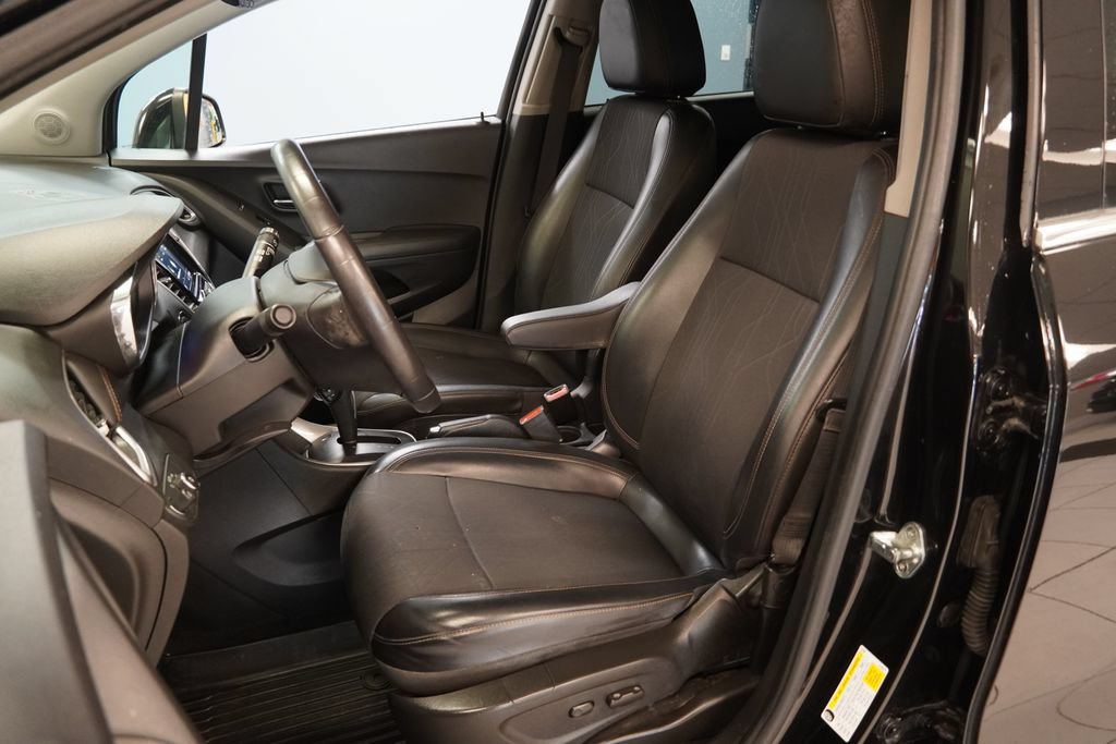 Used 2020 Chevrolet Trax LT w/ LT Convenience Package FWD image 3
