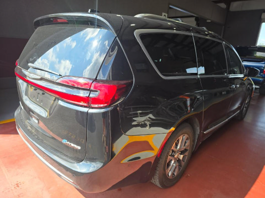 Used 2022 Chrysler Pacifica Pinnacle FWD image 4