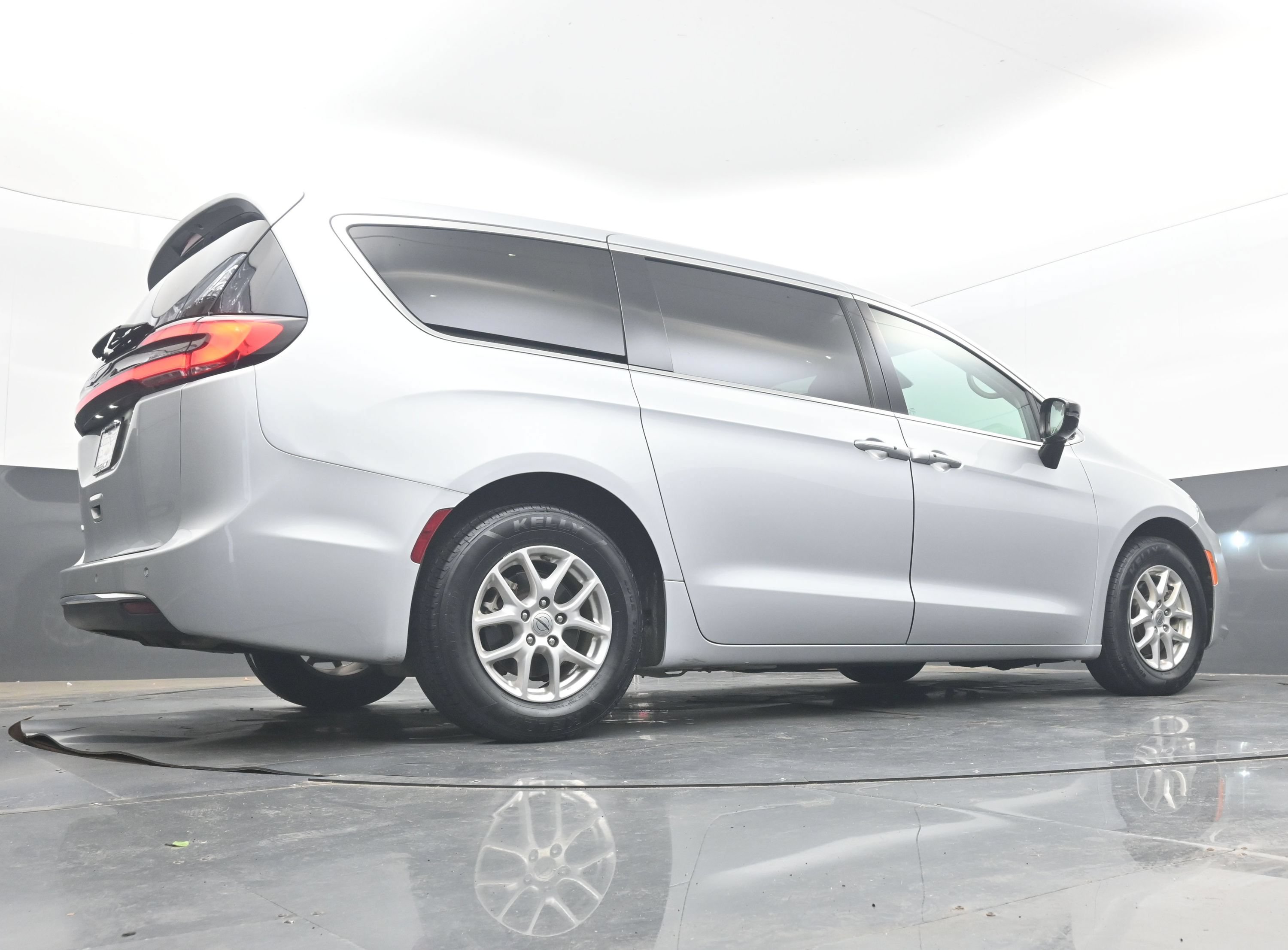 Used 2024 Chrysler Pacifica Touring-L FWD image 26