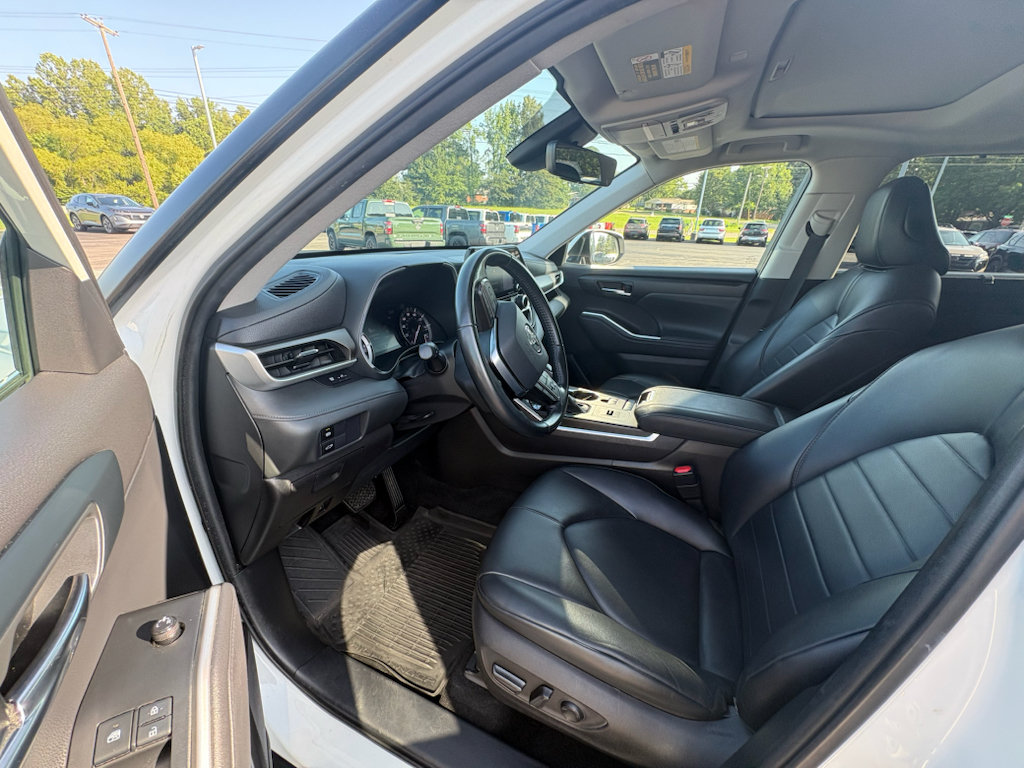 Used 2021 Toyota Highlander XLE FWD image 13
