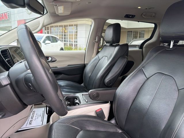 Used 2022 Chrysler Pacifica Touring-L image 10