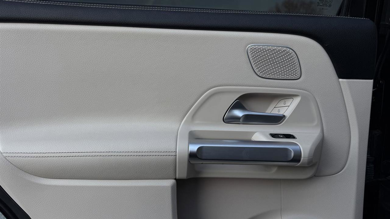 Used 2021 Mercedes-Benz GLB 250 4MATIC w/ Premium Package image 33