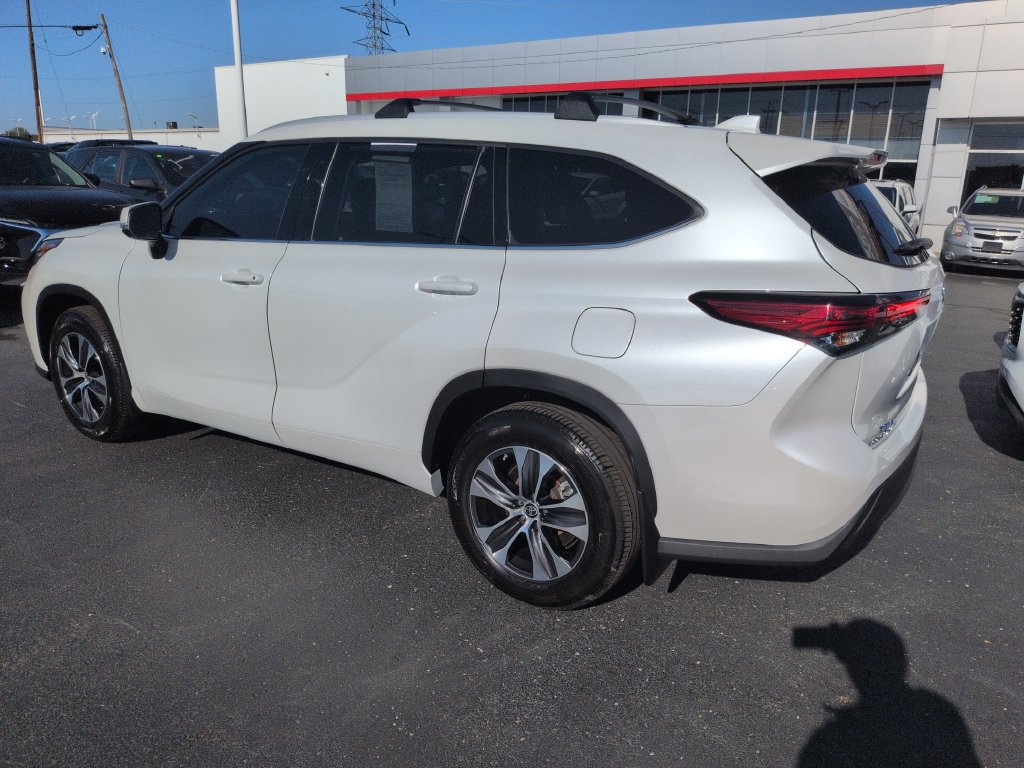 Certified 2022 Toyota Highlander XLE AWD/4WD image 3