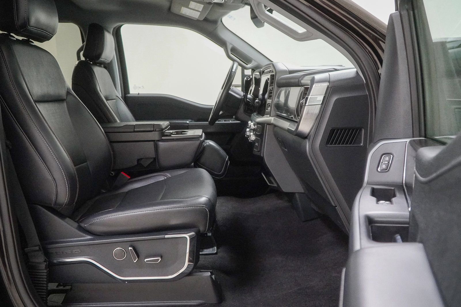 Used 2021 Ford F150 Lariat w/ Max Trailer Tow Package image 44