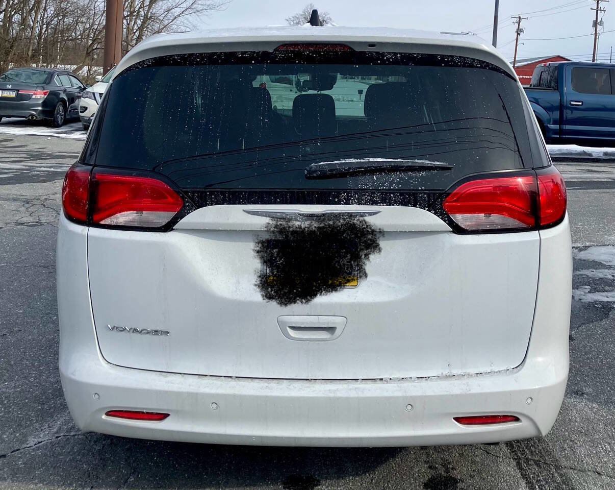 Used 2022 Chrysler Voyager LX image 4