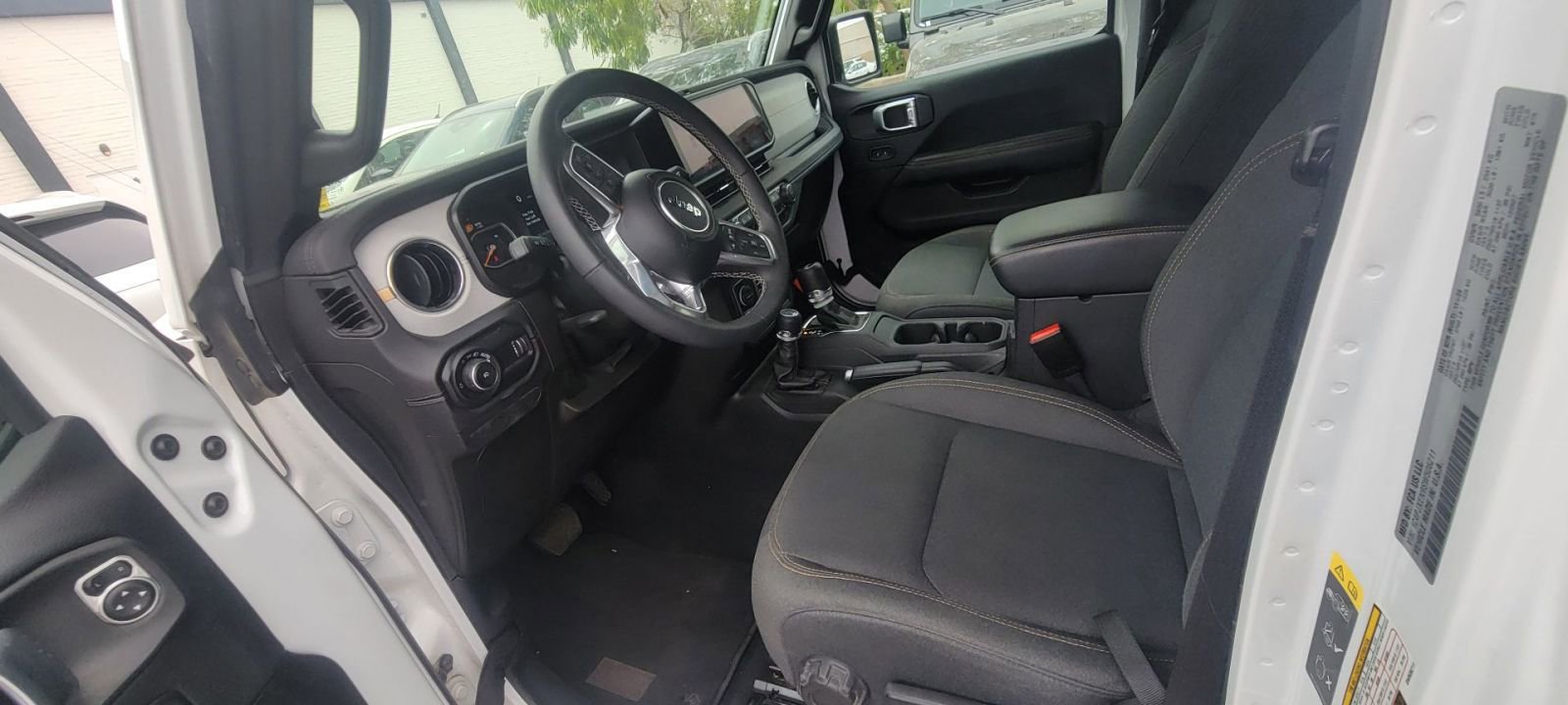 Used 2025 Jeep Wrangler Sahara image 15