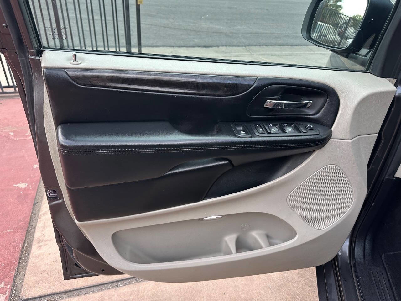 Used 2018 Dodge Grand Caravan SE w/ UConnect Hands-Free Group image 8