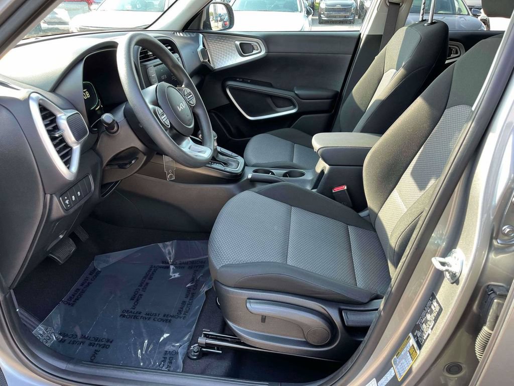 Used 2025 Kia Soul LX w/ LX Technology Package FWD image 15