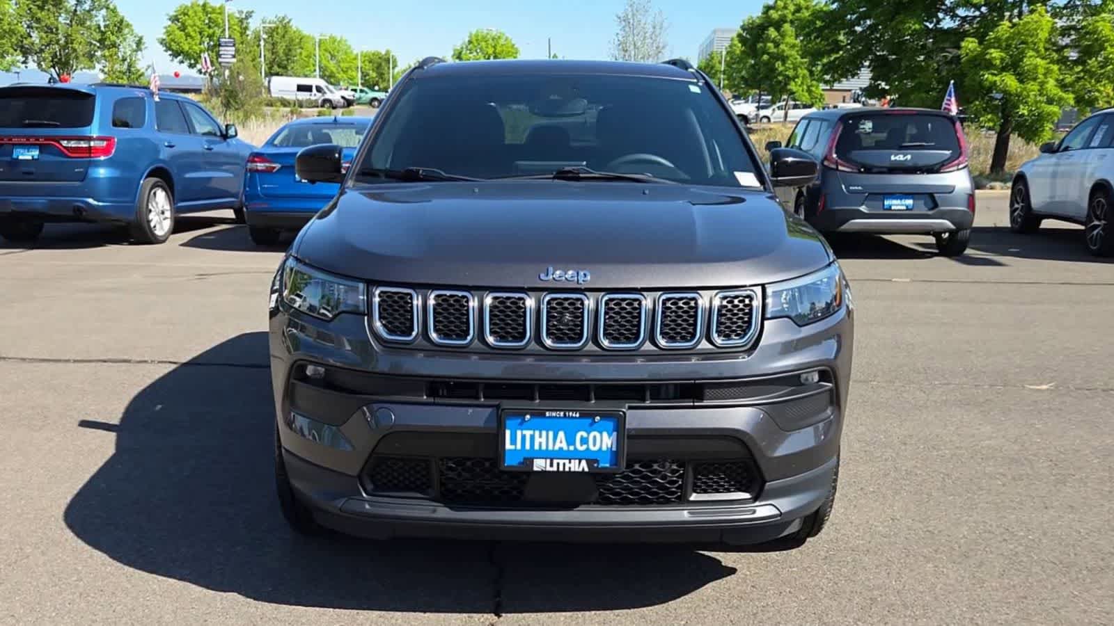 Used 2023 Jeep Compass Latitude w/ Sun and Sound Group AWD/4WD image 3