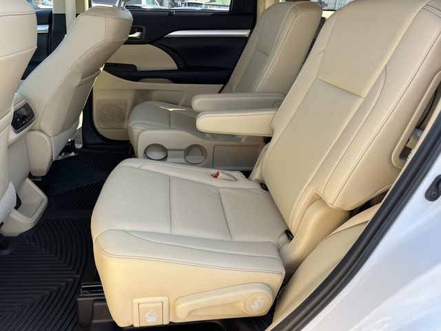 Used 2019 Toyota Highlander XLE AWD/4WD image 19
