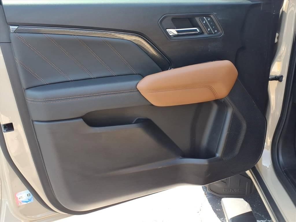 Used 2023 GMC Canyon AT4 w/ AT4 Premium Package AWD/4WD image 18