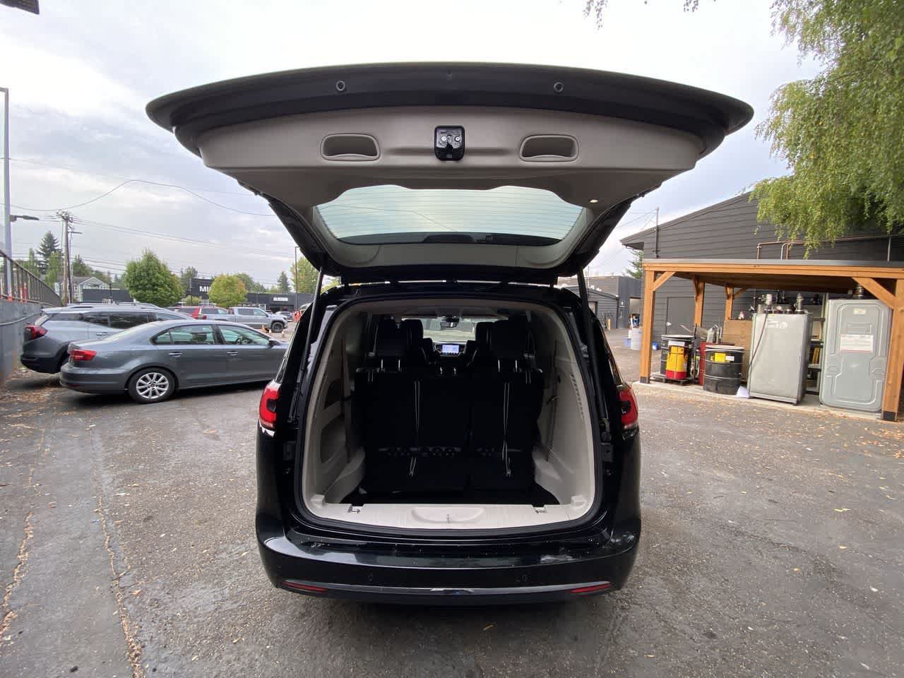 Used 2024 Chrysler Pacifica Touring-L FWD image 27
