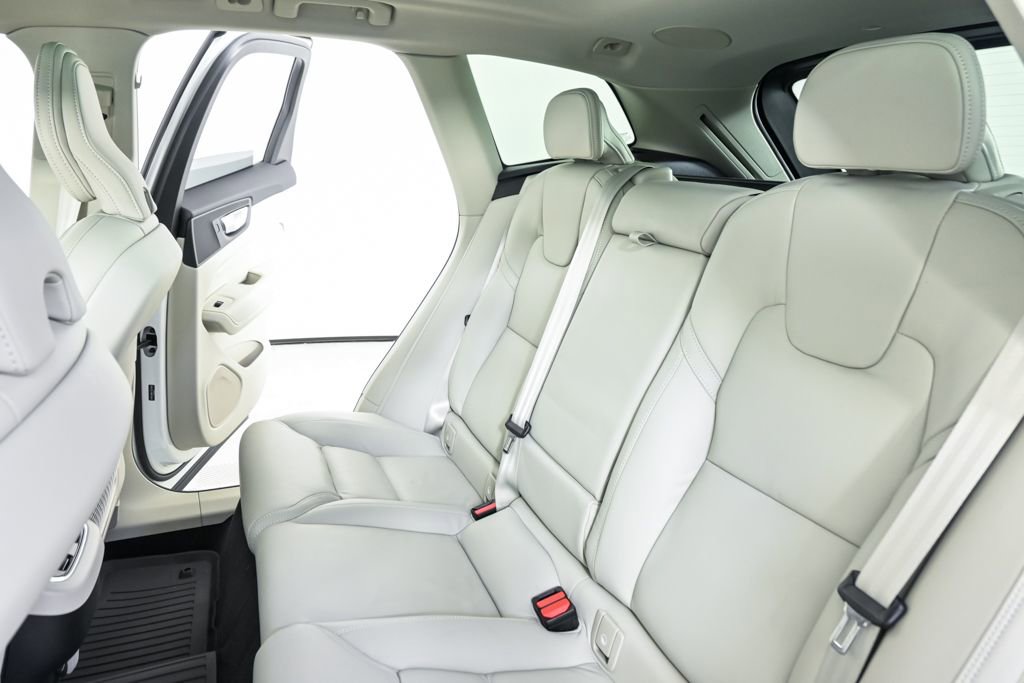 Used 2026 Volvo XC60 B5 Ultra w/ Climate Package image 23