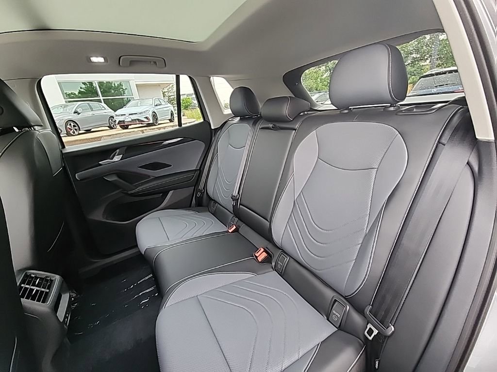 New 2025 Volkswagen Tiguan SE image 19