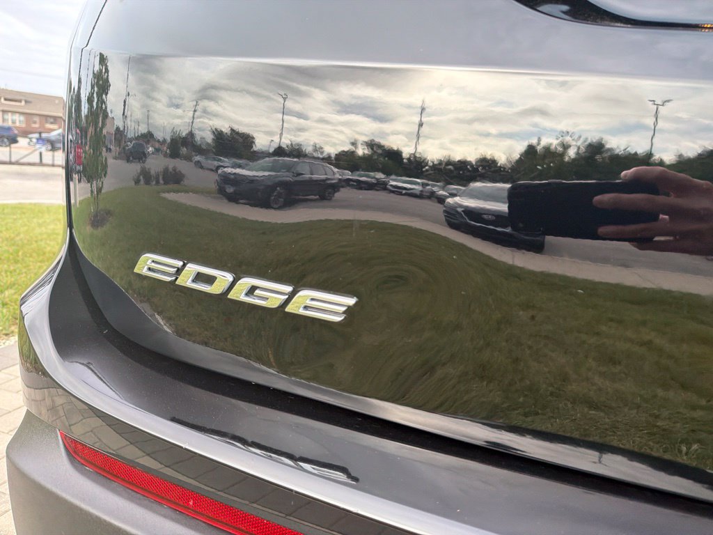 Used 2018 Ford Edge SE FWD image 15