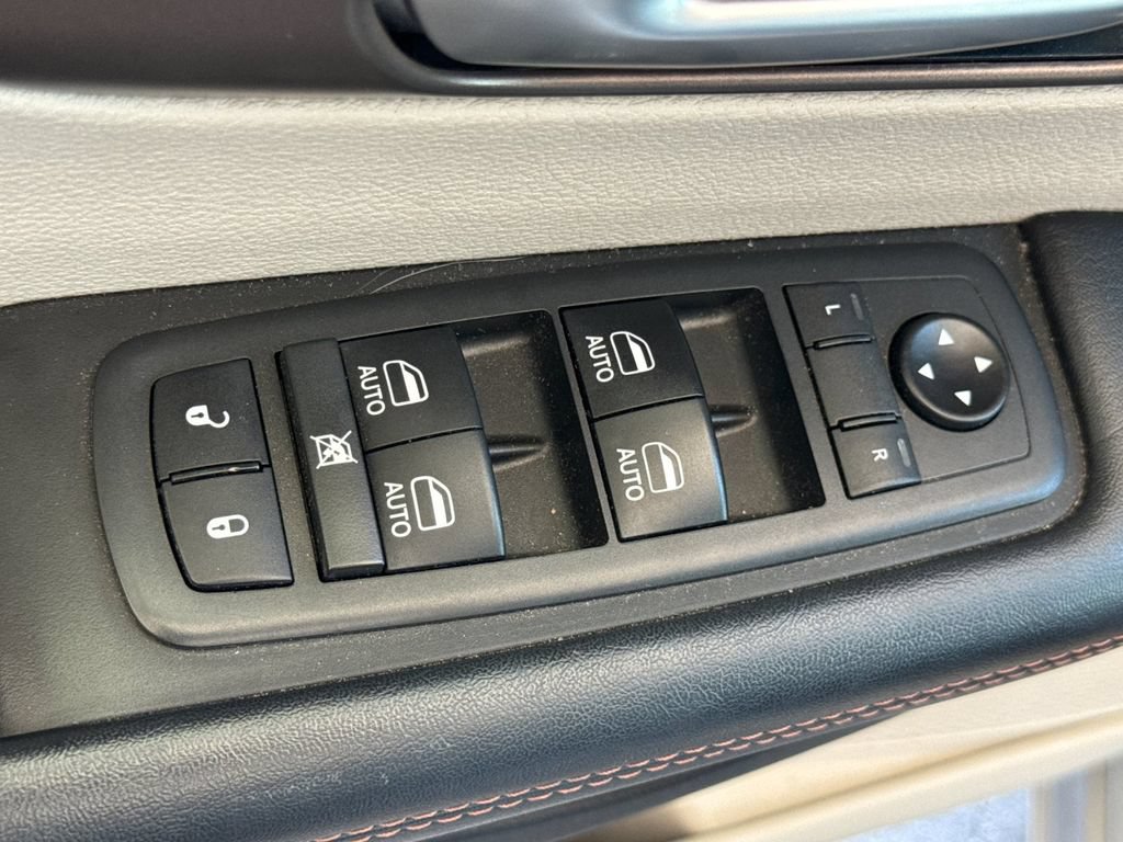 Used 2018 Chrysler Pacifica Touring-L Plus FWD image 11