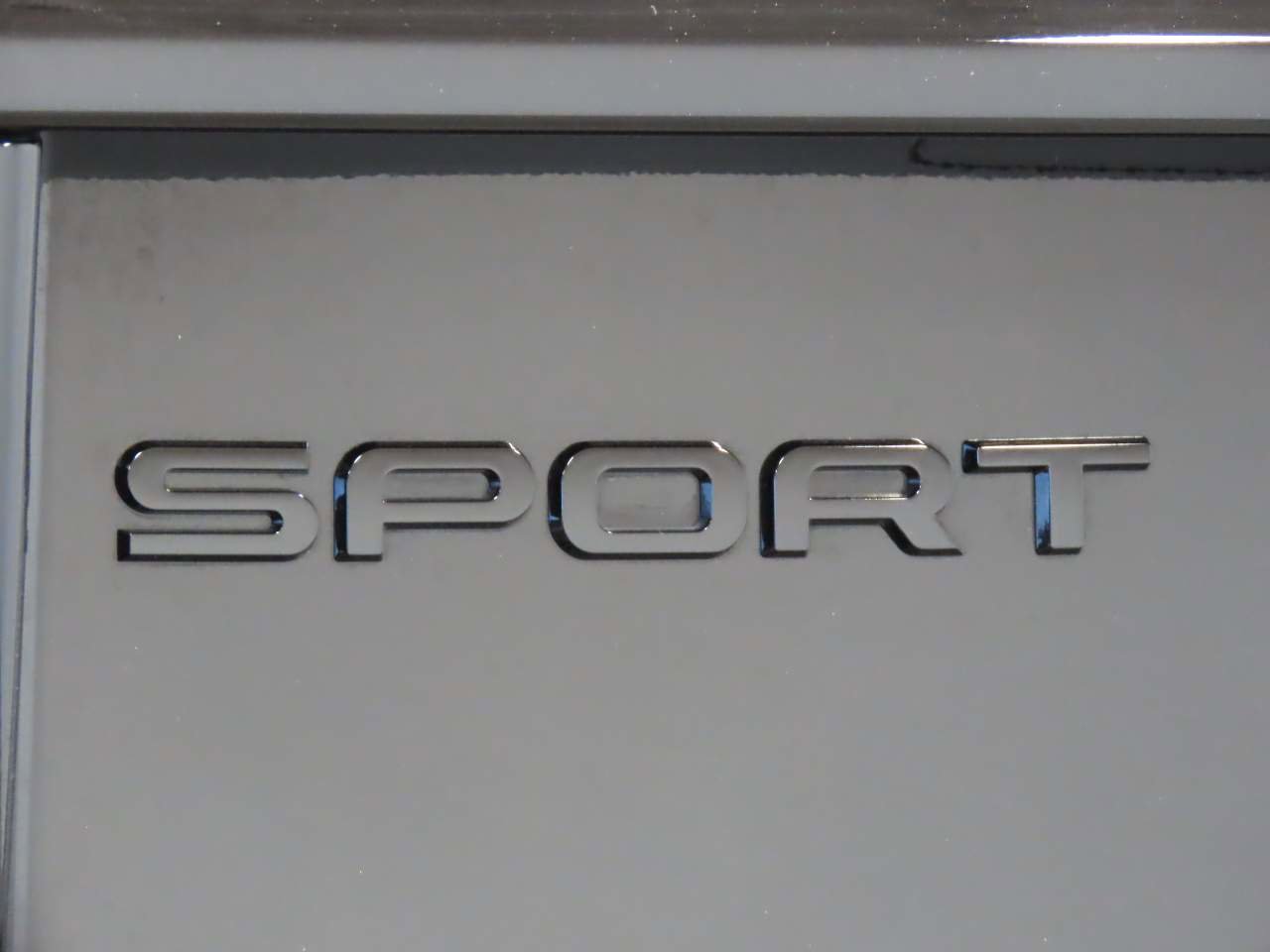 Used 2023 Land Rover Discovery Sport SE R-Dynamic image 6