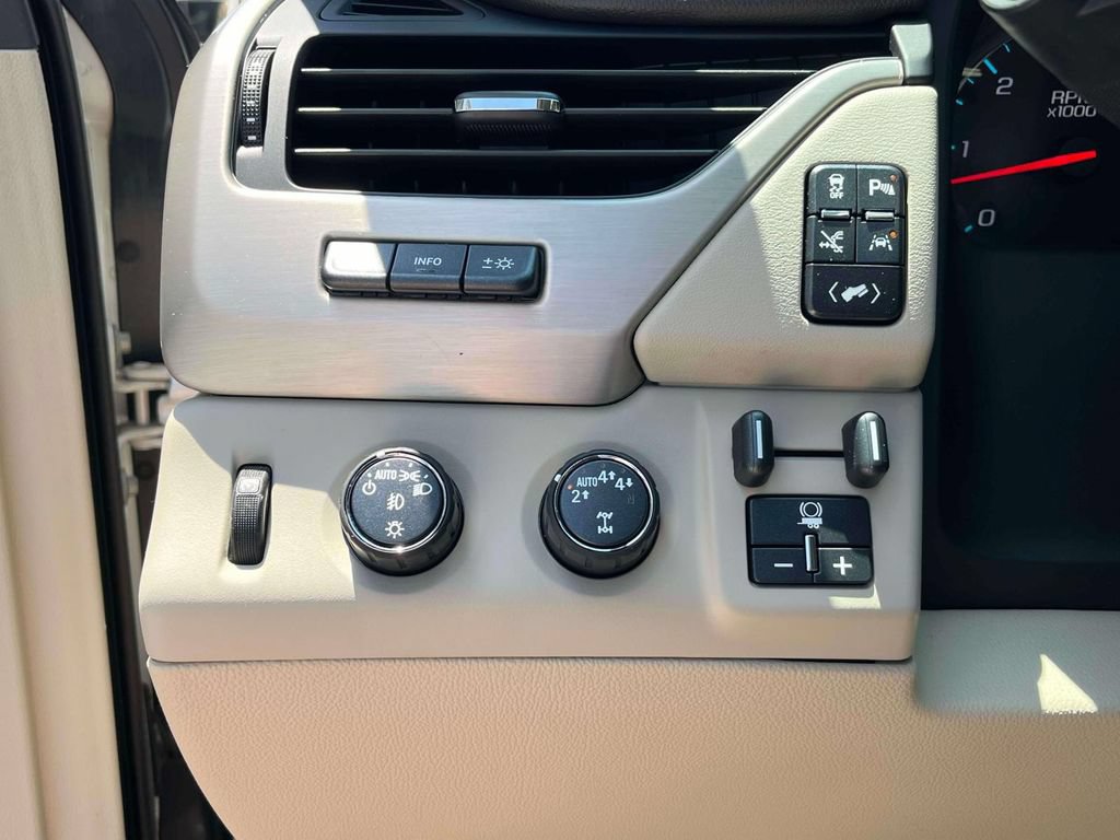 Certified 2020 GMC Yukon XL Denali w/ Denali Premium Package AWD/4WD image 32
