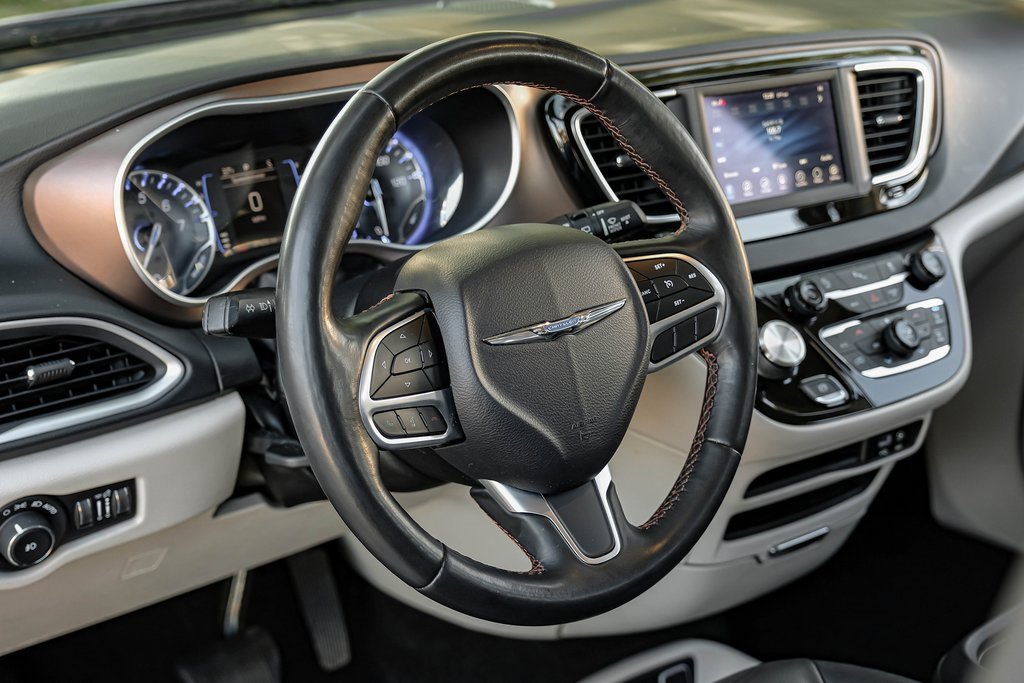 Used 2019 Chrysler Pacifica Touring-L image 4