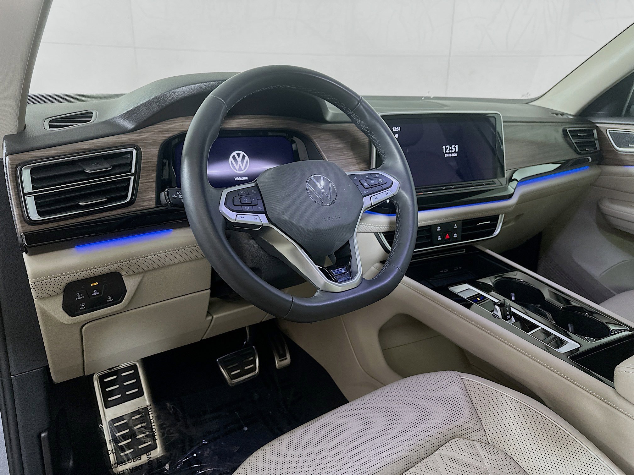 Certified 2025 Volkswagen Atlas SEL Premium R-Line image 9