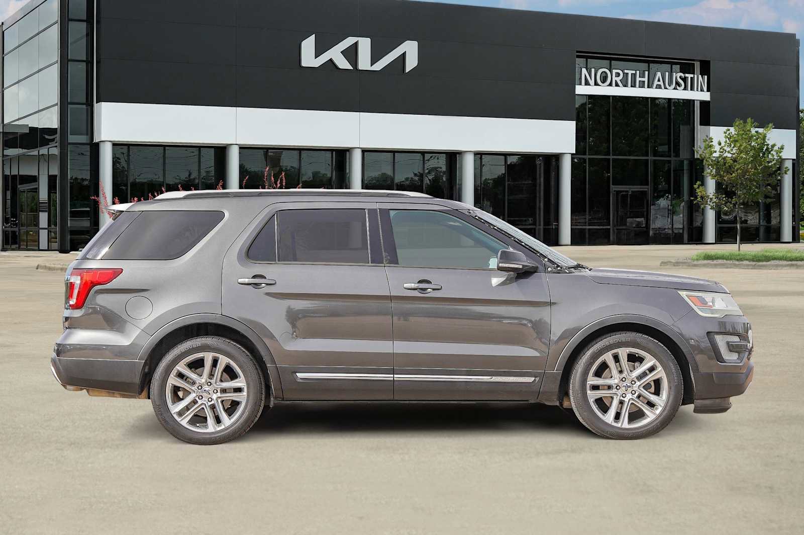 Used 2017 Ford Explorer XLT w/ Equipment Group 202A image 7