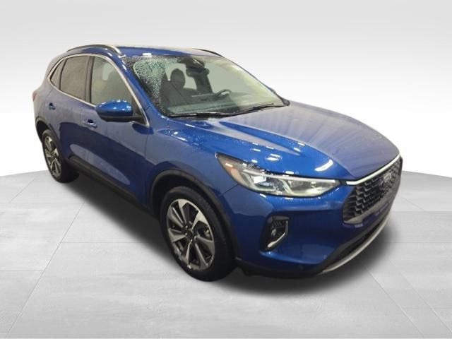 Used 2023 Ford Escape Platinum image 3