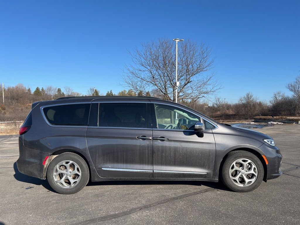 Used 2023 Chrysler Pacifica Limited image 3