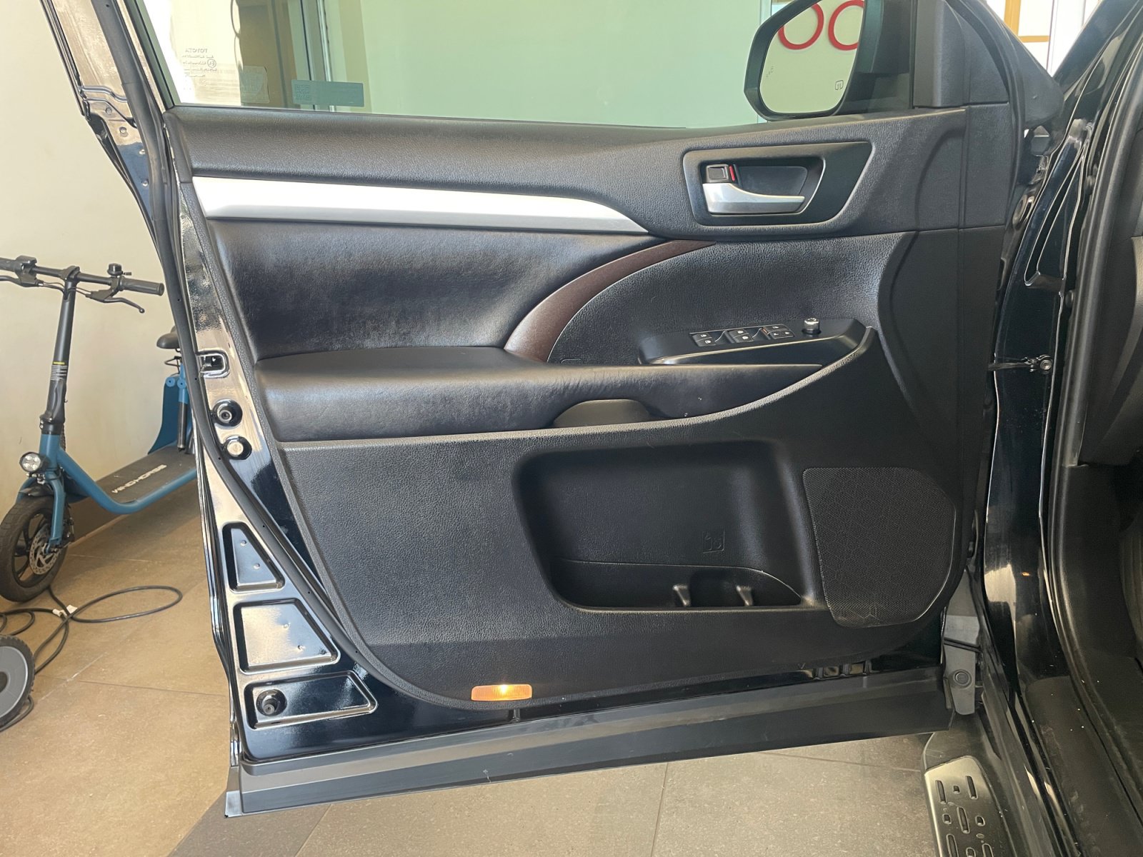 Used 2019 Toyota Highlander XLE FWD image 13