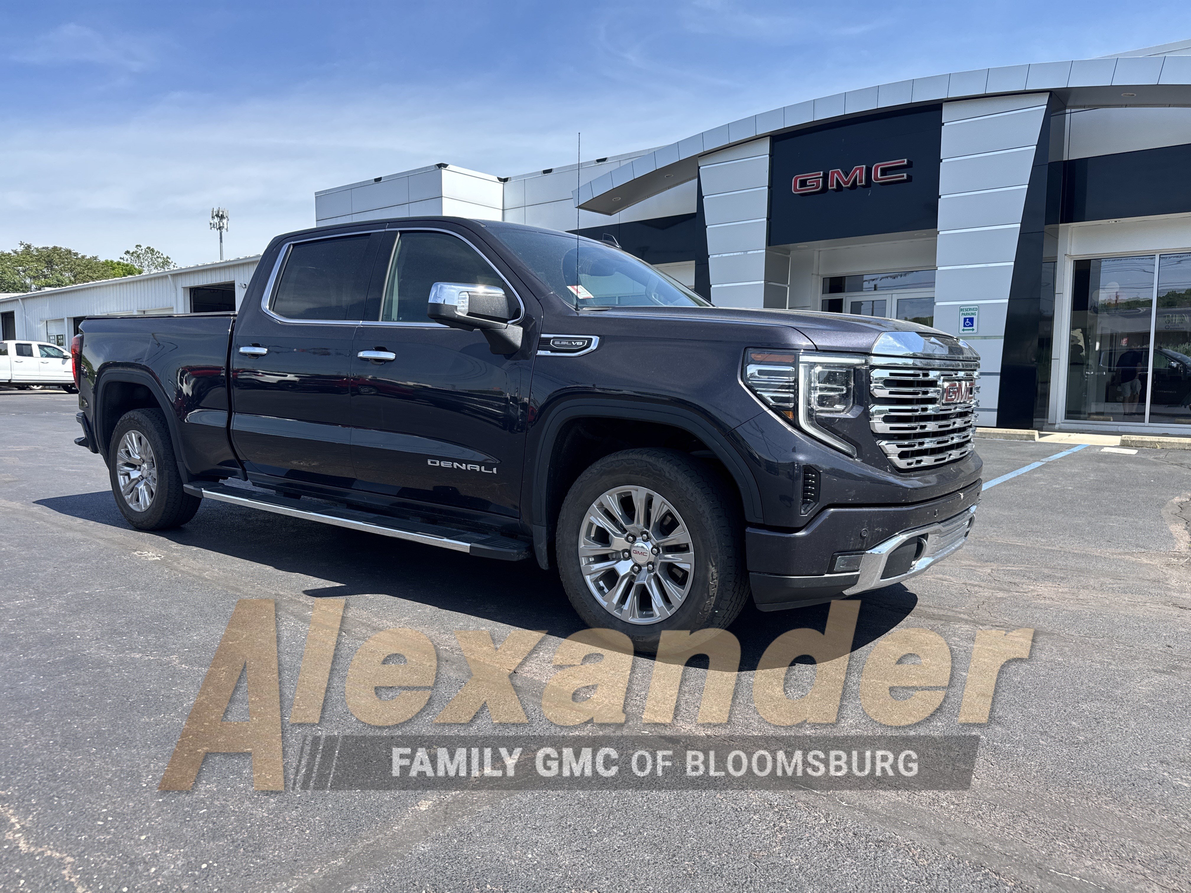 Used 2023 GMC Sierra 1500 Denali w/ Technology Package AWD/4WD image 1