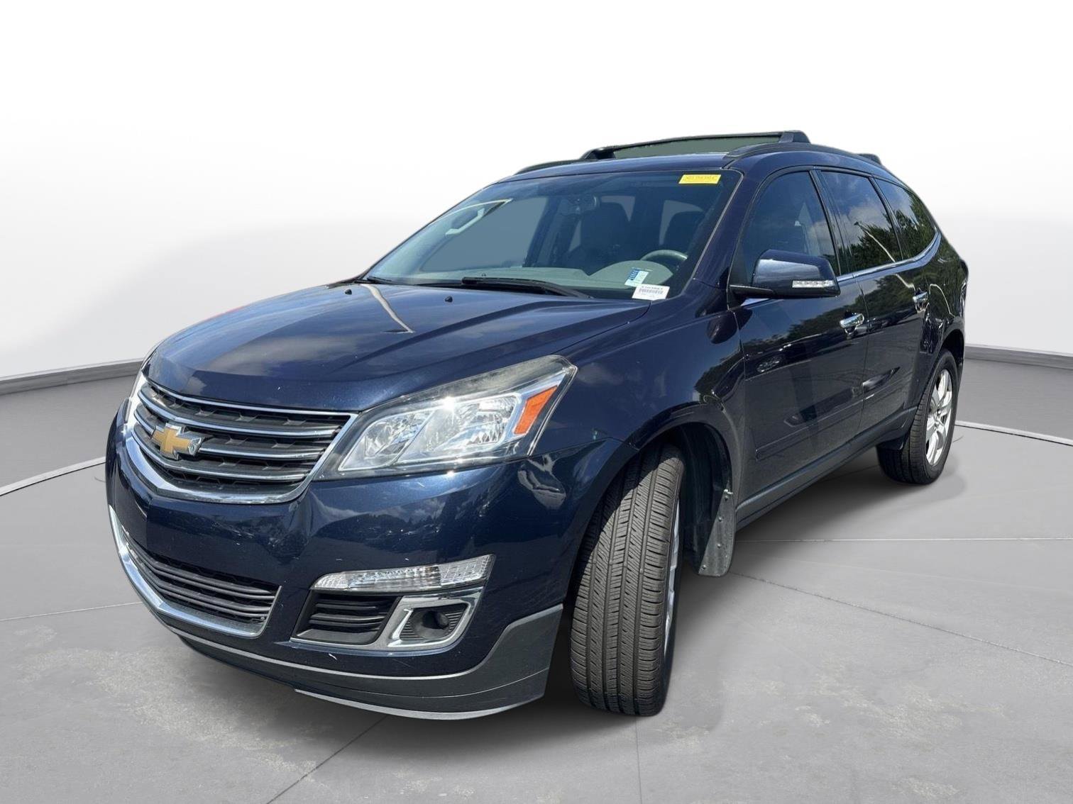 Used 2017 Chevrolet Traverse LT w/ Style and Technology Package FWD image 2