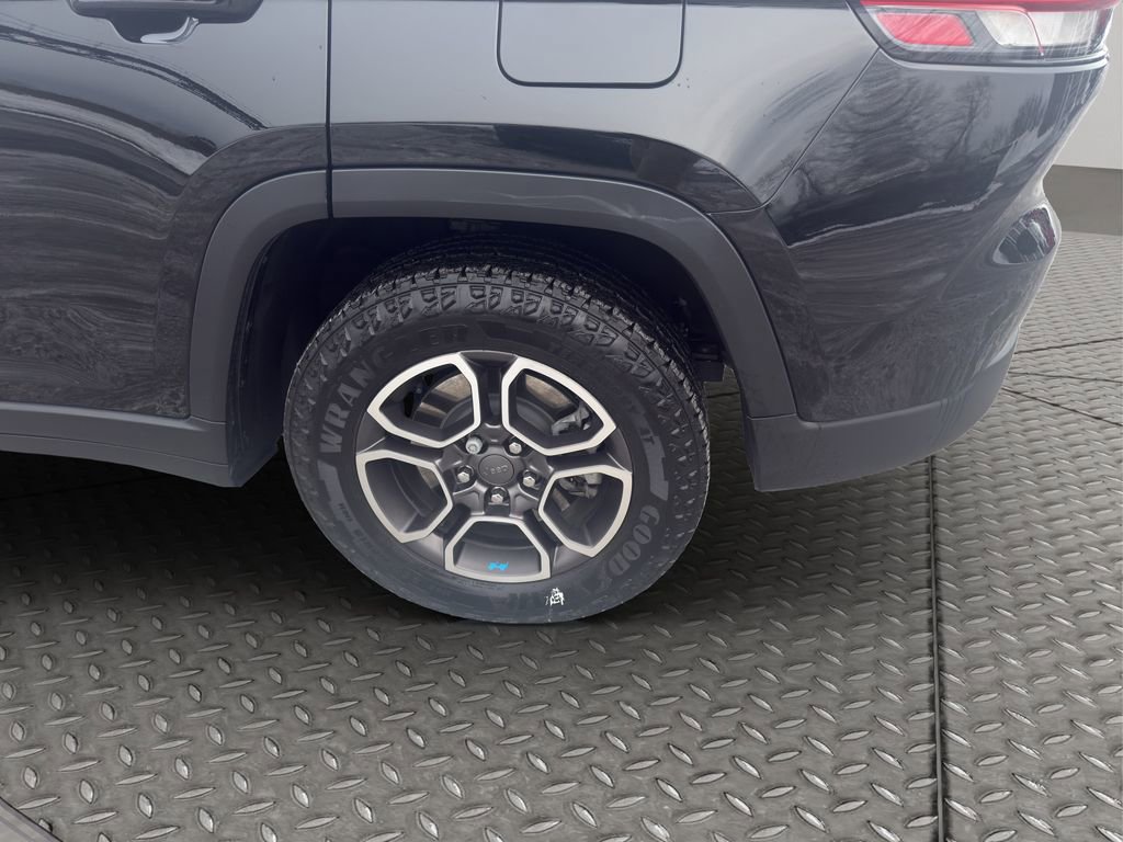 Used 2023 Jeep Grand Cherokee Trailhawk w/ Luxury Tech Group III image 33