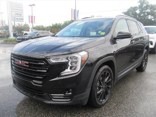 Used 2023 GMC Terrain SLT w/ Tech Package FWD image 3