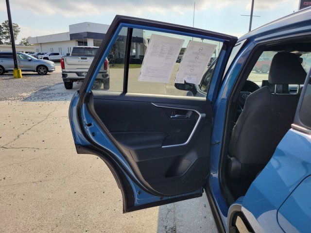 Used 2022 Toyota RAV4 SE image 29