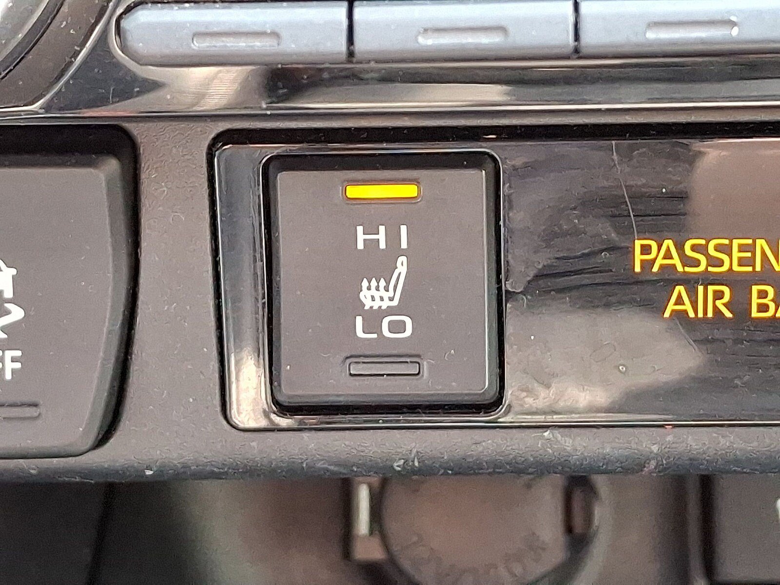 Used 2020 Toyota RAV4 XLE Premium AWD/4WD image 19