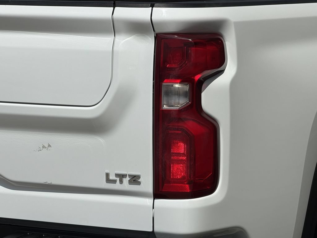Used 2022 Chevrolet Silverado 2500 LTZ w/ LTZ Convenience Package AWD/4WD image 13