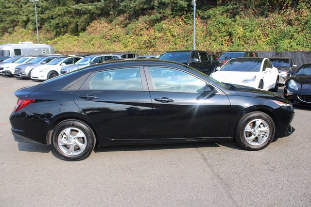 Used 2022 Hyundai Elantra SE image 2