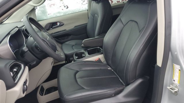 Used 2024 Chrysler Pacifica Touring-L FWD image 21