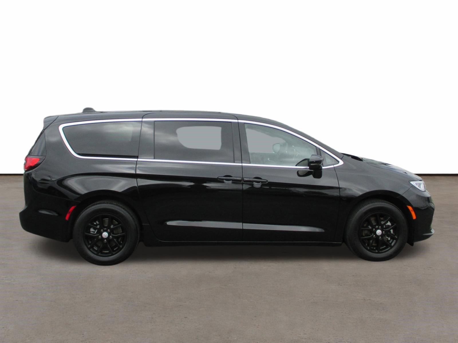 Used 2026 Chrysler Pacifica Select image 2