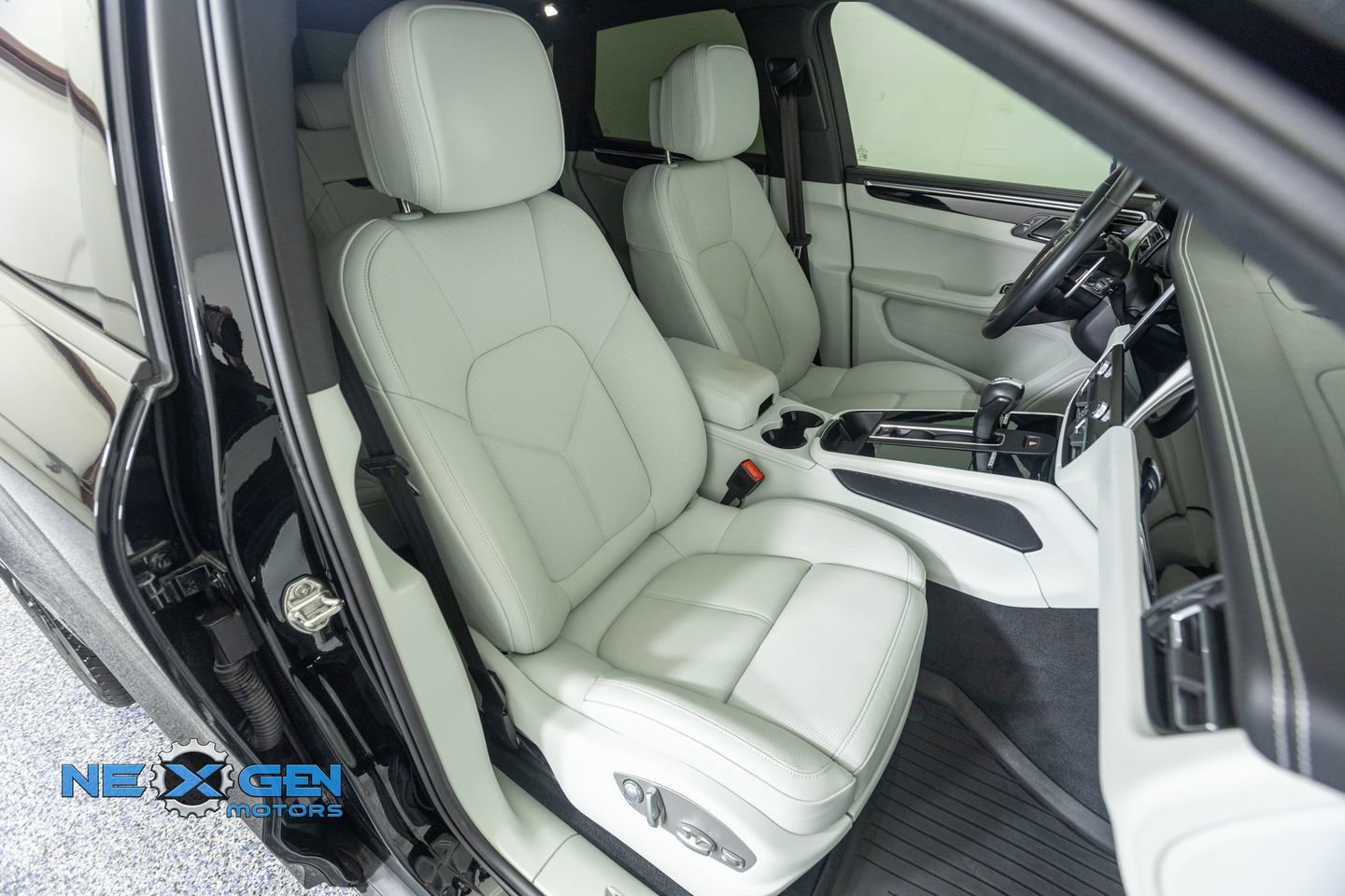 Used 2024 Porsche Macan AWD/4WD image 47