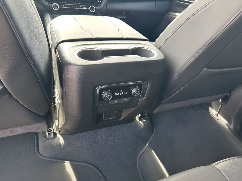 Used 2025 Chevrolet Suburban Z71 image 21