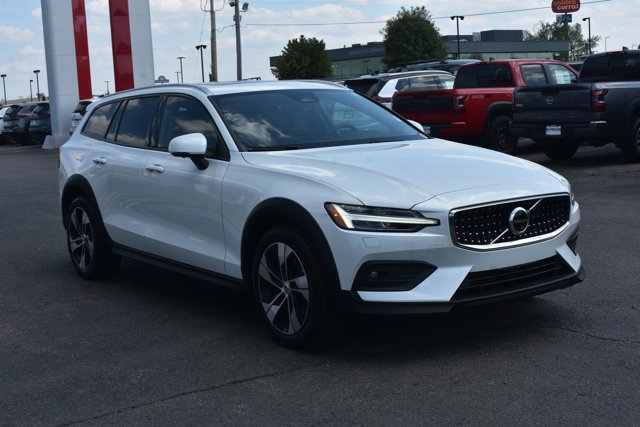 Used 2023 Volvo V60 B5 Cross Country Plus w/ Climate Package image 3