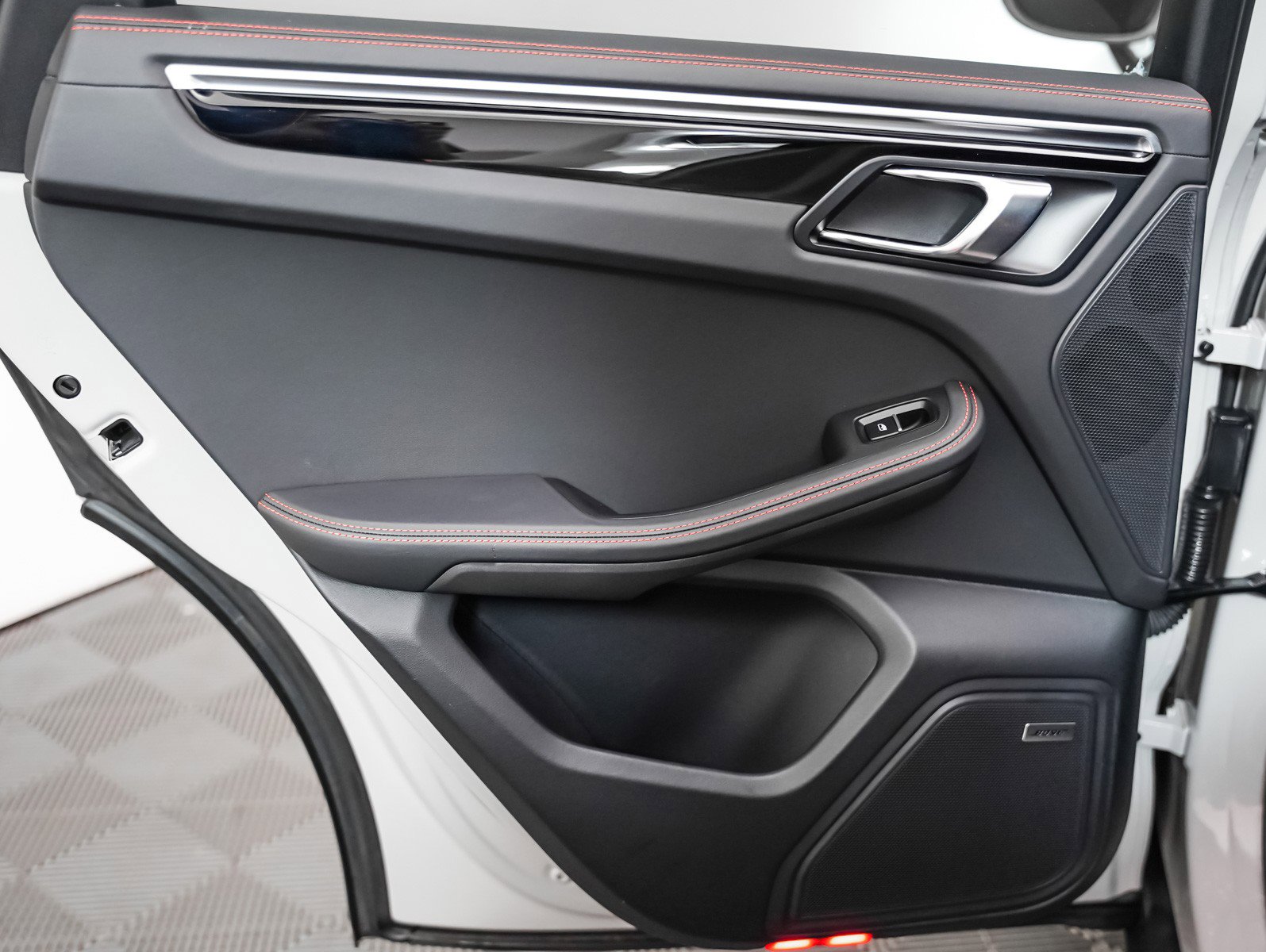 Certified 2022 Porsche Macan S w/ Premium Package Plus image 26