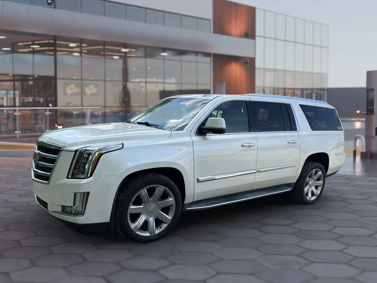 Used 2015 Cadillac Escalade ESV Luxury AWD/4WD image 2