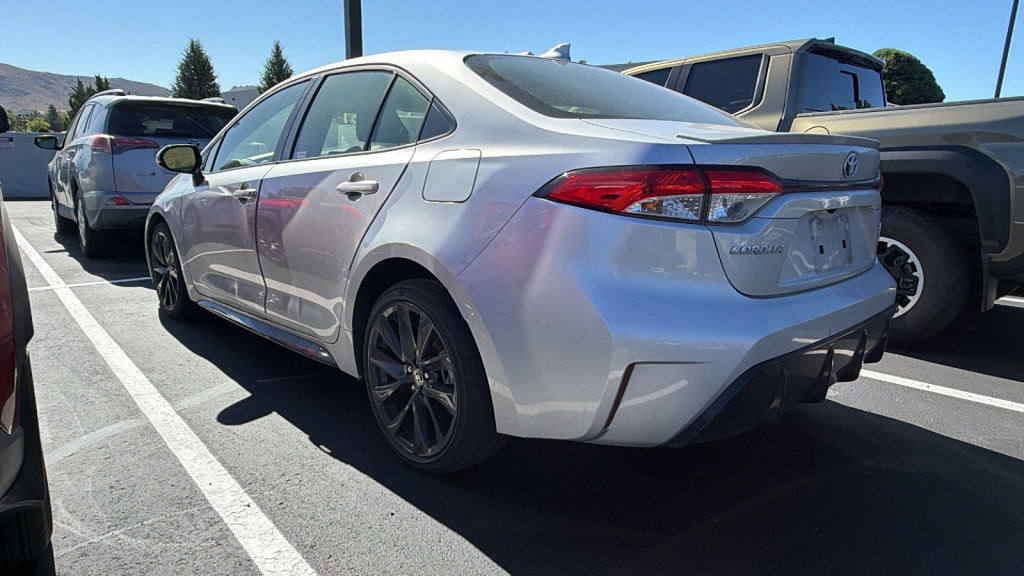 Used 2023 Toyota Corolla SE w/ SE Package FWD image 3