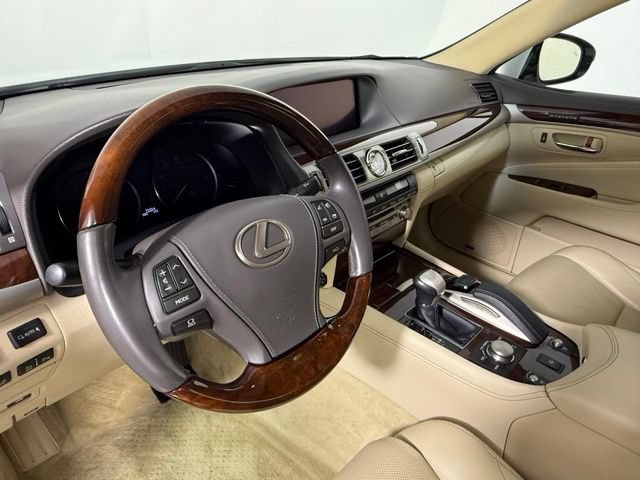 Used 2016 Lexus LS 460 w/ Comfort Package RWD image 16