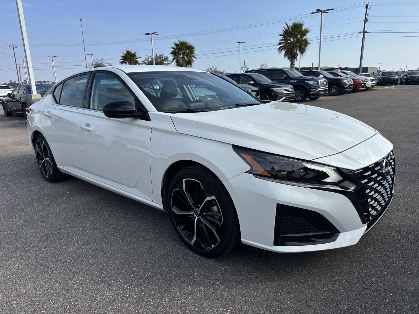 Used 2025 Nissan Altima 2.5 SR image 3