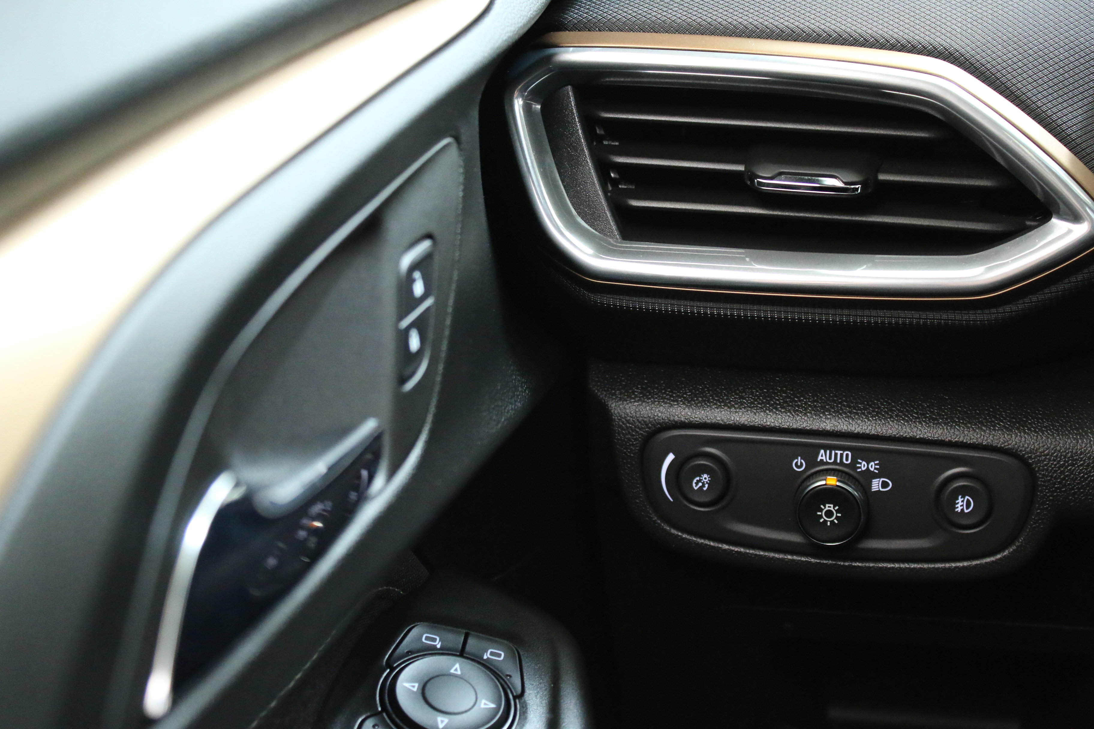 Used 2023 Chevrolet TrailBlazer ACTIV w/ Sun and Liftgate Package image 17