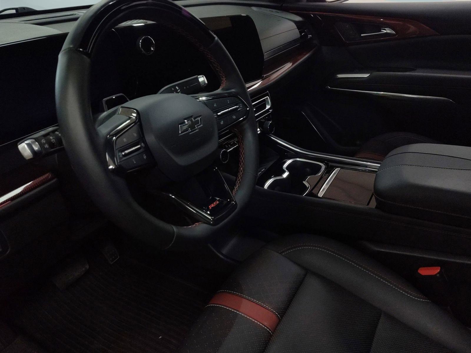 Used 2024 Chevrolet Traverse RS image 2