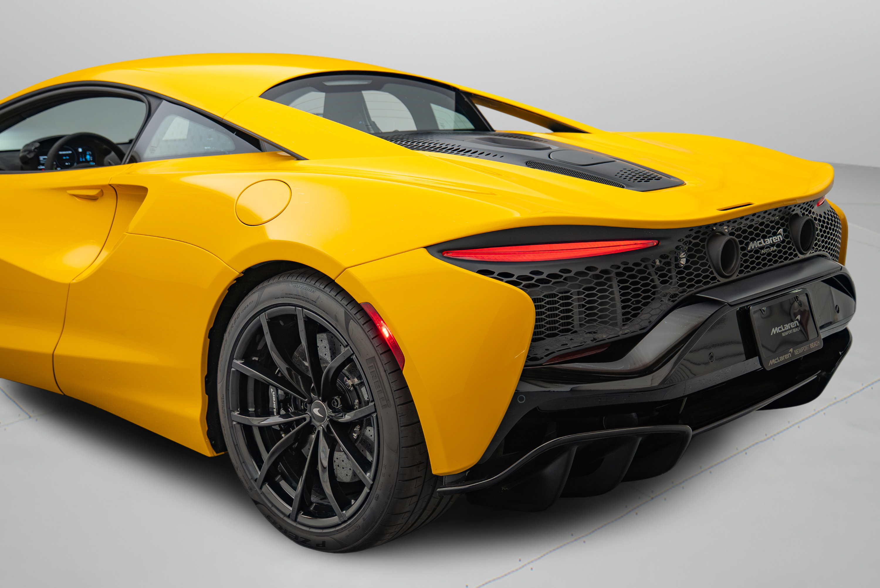 Used 2024 McLaren Artura RWD image 35